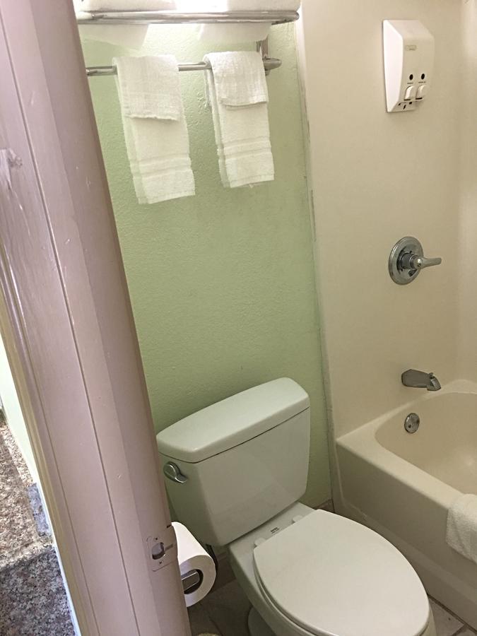 Budget Inn Hallettsville Экстерьер фото