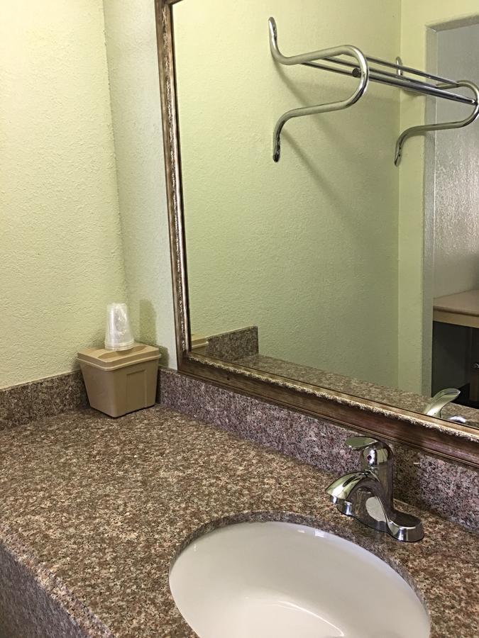 Budget Inn Hallettsville Экстерьер фото